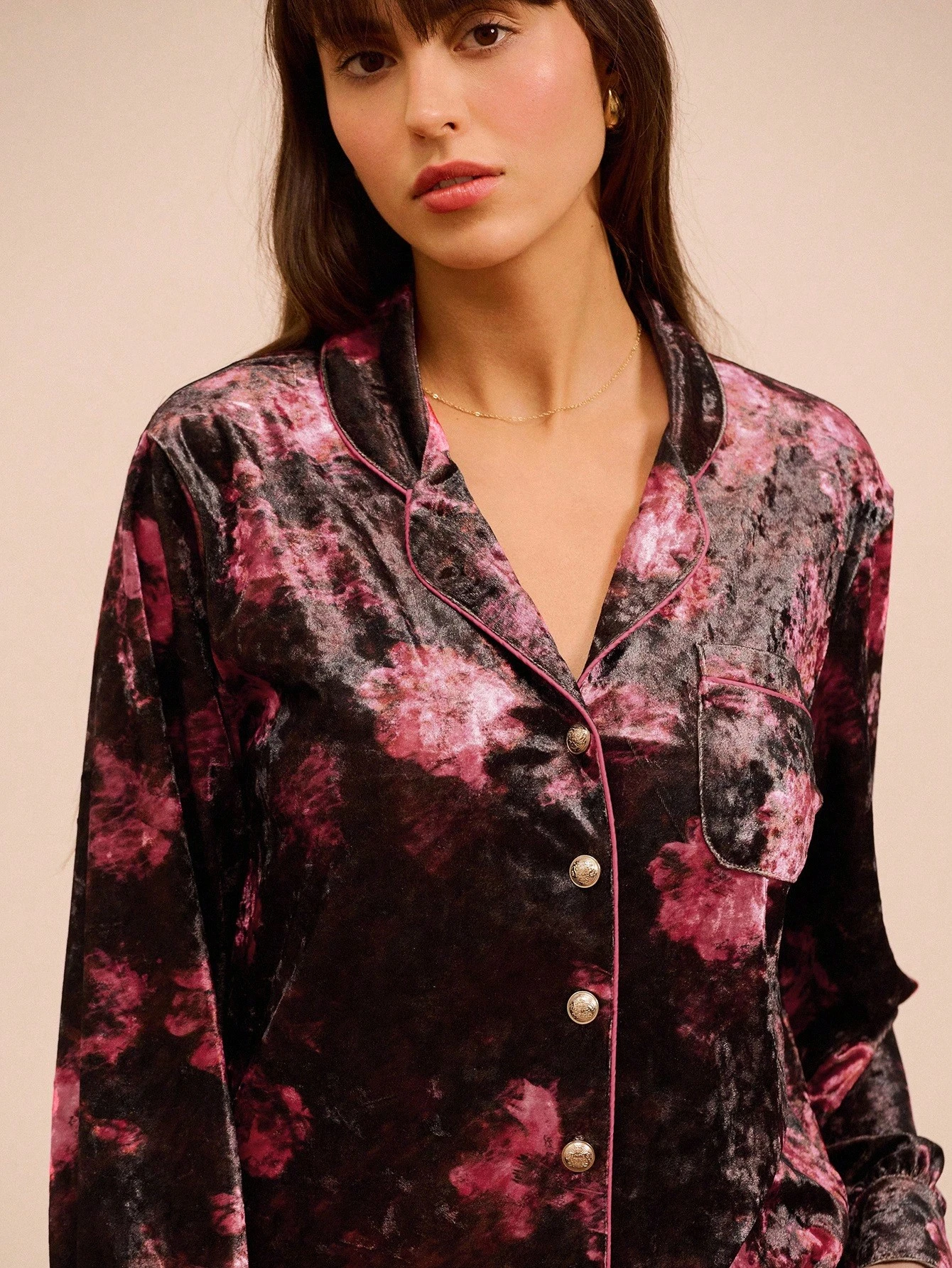 Samtbluse mit Blumenmuster, Kontrastpaspeln und goldfarbenen Knöpfen, Herbstmode für Frauen, Herbst-/Winteroutfits für Frauen