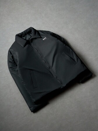 Manfinity Roghcode Jaqueta casual masculina para o inverno, gola alta, bolsos frontais com zíper, manga comprida, design com aplique no peito, versátil para uso casual e passeios, adequada como presente para amigos, marido, namorado, outono/inverno