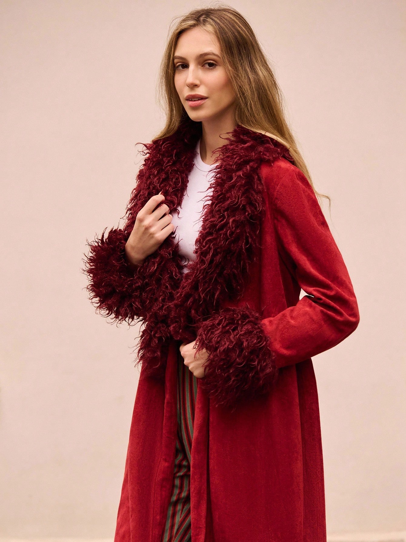 Ciemnoczerwony zamszowy płaszcz z paskiem, szerokim kołnierzem i mankietami obszytymi futrem Jesień Kobiety Jesień Kobiety Jesień Zima Premium Impreza Boże Narodzenie Nowy Rok Płaszcz