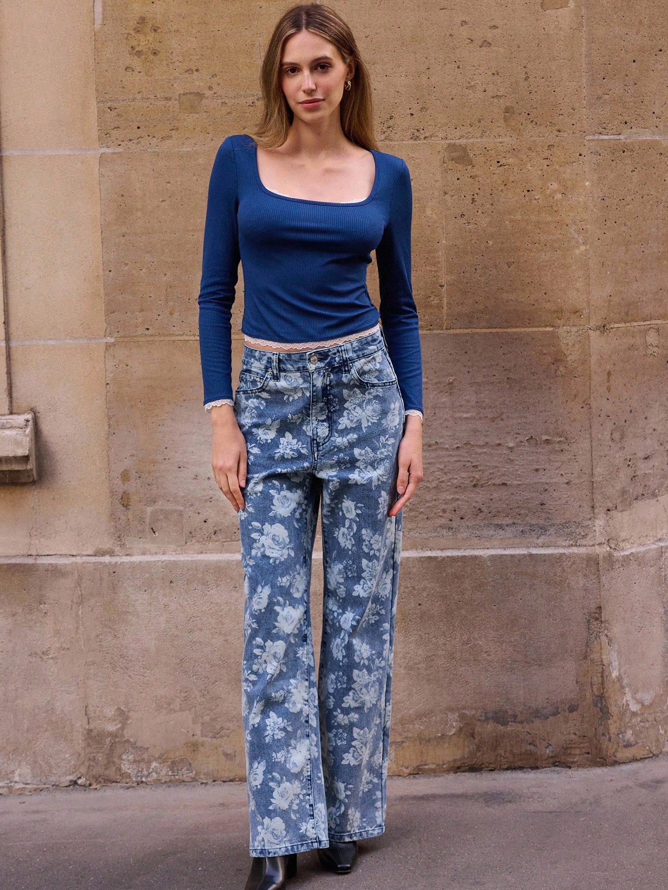 Jeans à taille haute et jambes évasées avec imprimé floral en denim. Vêtements d'automne pour femmes, tenues d'automne