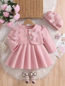 SHEIN 女婴纯色短款碎花外套、A字连衣裙及配套贝雷帽三件套。采用3D立体碎花装饰，优雅可爱。A字版型适合各种宝宝体型。无论是外出、玩耍还是拍照，都能让您的小公主闪耀全场。 - 粉色 - 查看 4