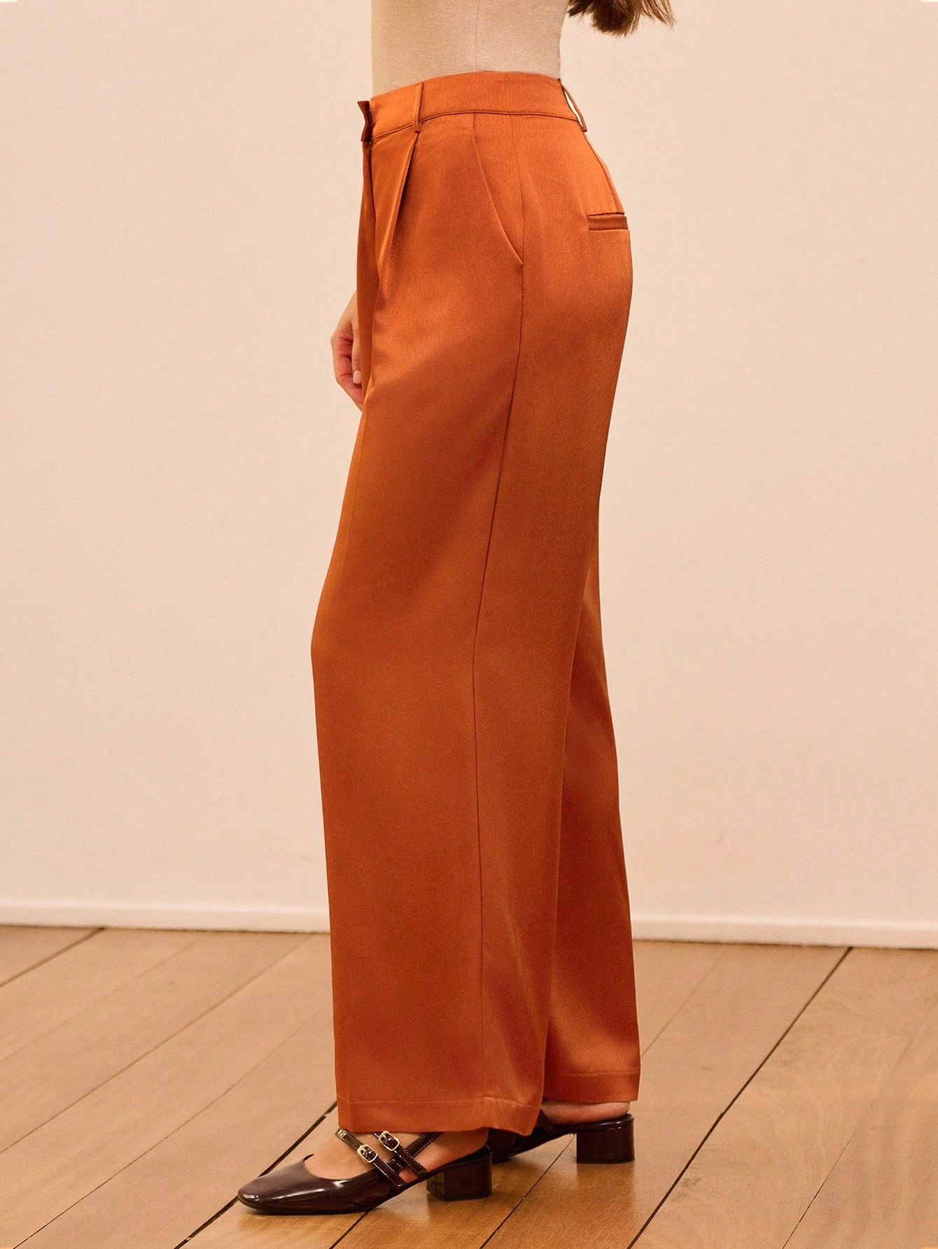 Karmelowe satynowe spodnie z wysokim stanem i szerokimi nogawkami, jesień, zima, do biura, do pracy, na co dzień
