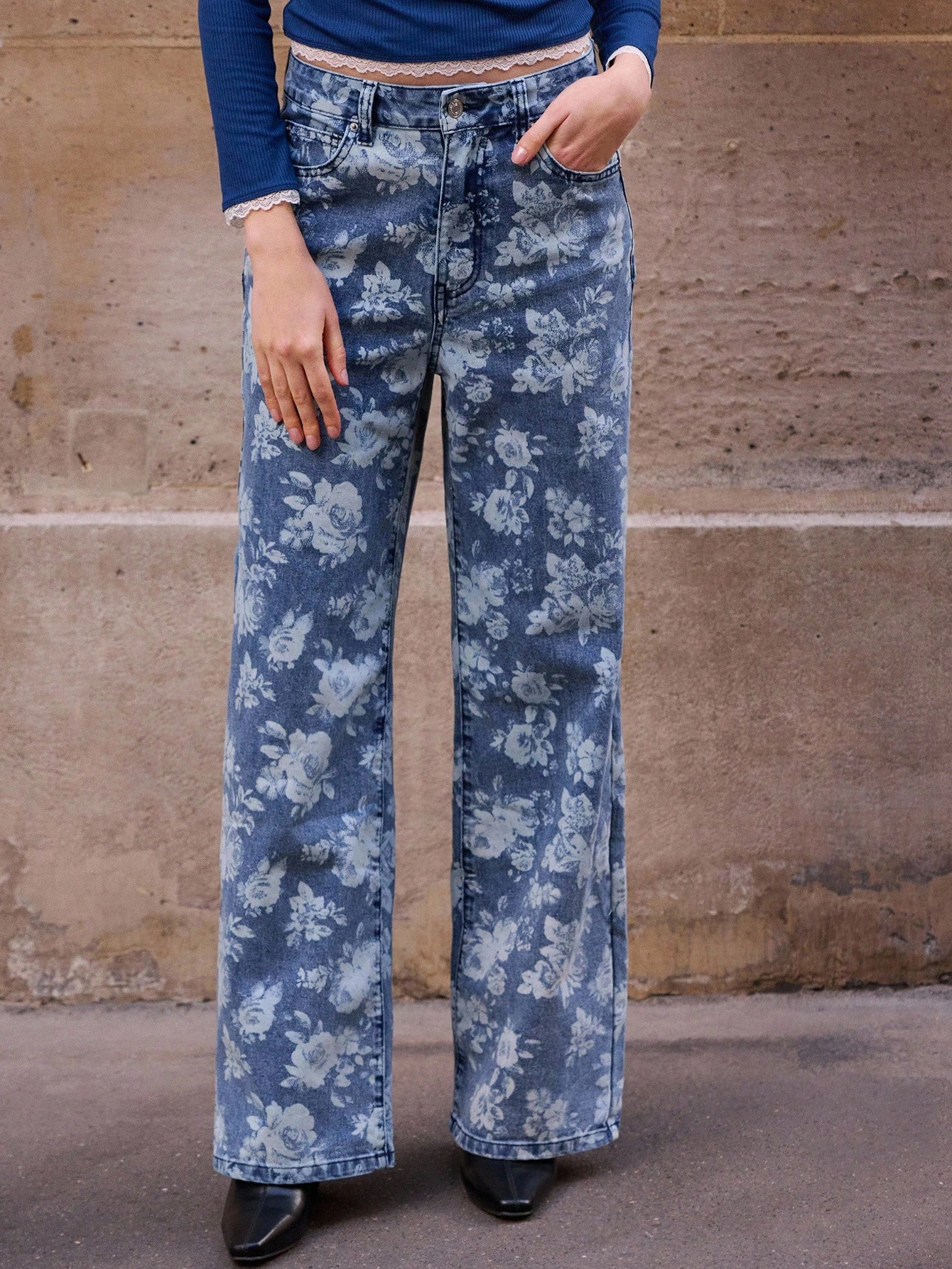 Jeans à taille haute et jambes évasées avec imprimé floral en denim. Vêtements d'automne pour femmes, tenues d'automne