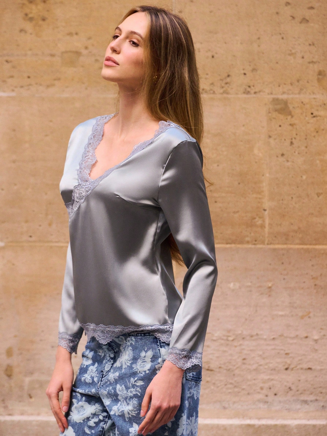 Top Manga Longa Decote V e Costas em Cetim Cinza com Detalhe de Renda, Top para Sair no Outono, Inverno, Primavera e Verão