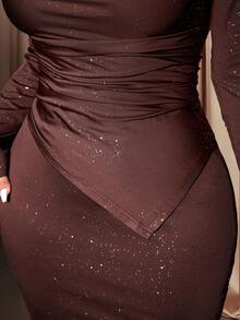 Allurite Setelan 2 Potong untuk Wanita Ukuran Plus, Elegan untuk Pesta, Atasan dengan Leher Berkerut, Bahu Asimetris, dan Hem Berlipit dengan Rok Model Duyung - Coklat - View 5