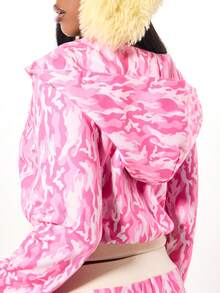 SUMWON WOMEN sweat-shirt à capuche zippé rose camouflage court avec chapeau en fausse fourrure surdimensionné. Veste de mode d'hiver avec poches latérales, style vestimentaire Y2K et esthétique de la rue - Rose bonbon - Voir 6