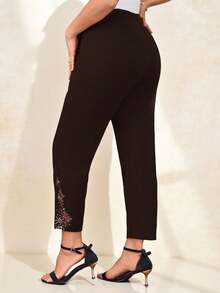 Chikora Damen schwarze konisch geformte elastische Strickbündchen-Hose mit Stickerei in Große Größen, elegant für den täglichen Gebrauch