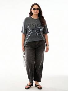 SHEIN EZwear 大码女式夏季休闲复古汽车图案圆领短袖宽松大码T恤 - 灰色 - 查看 2