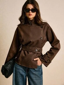 Poéselle 女士仿麂皮系带短款风衣 – 巧克力棕色双排扣高领风衣，轻松打造秋日时尚造型。这款仿麂皮短款风衣，棕色系带短款风衣外套，是打造简约秋季胶囊衣橱的理想之选。纯色纽扣高领优雅长袖风衣，适合秋冬季节穿着，也可作为女士冬季外套、圣诞新年派对外套。 - 棕色 - 查看 2