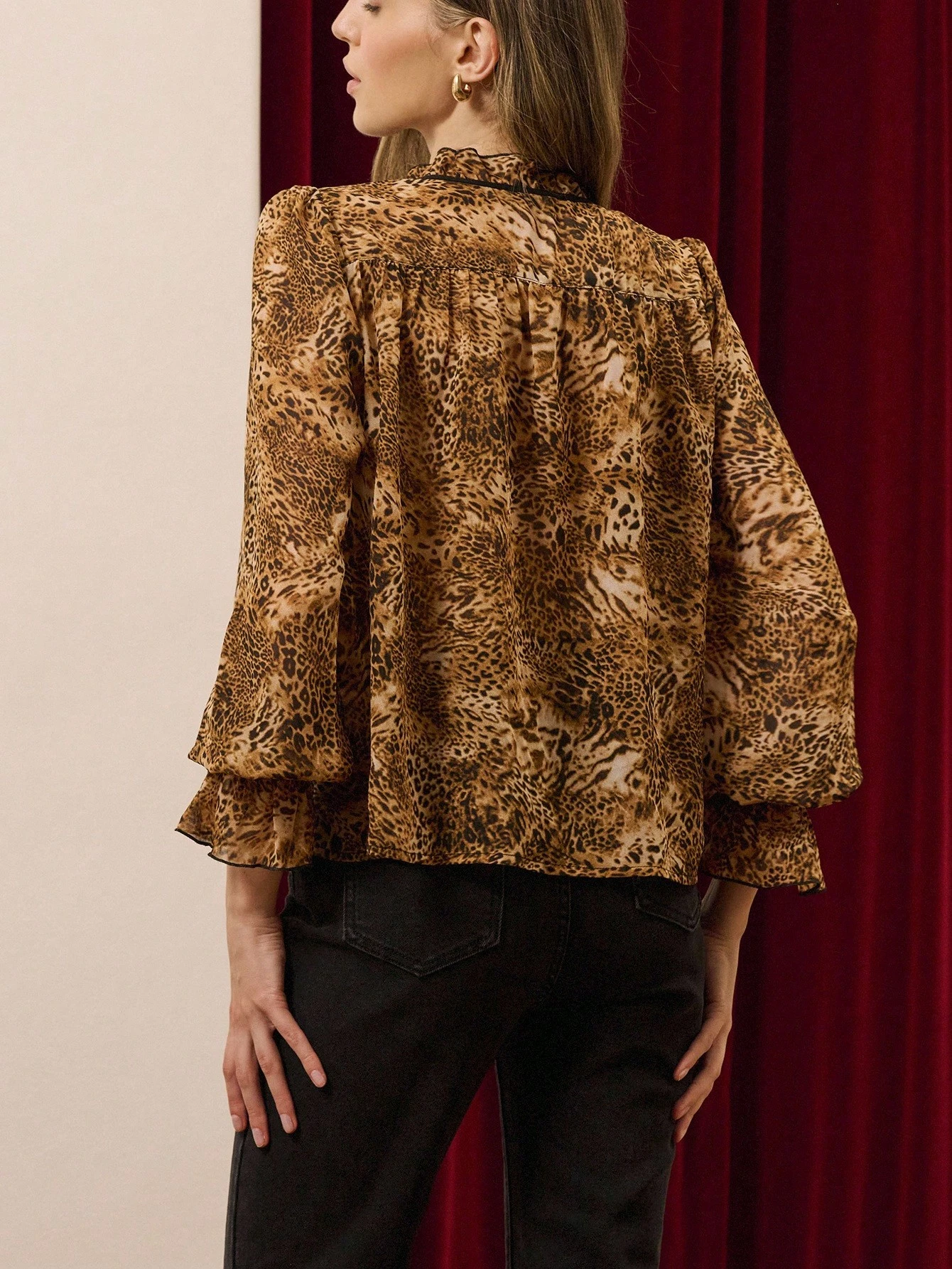 Blusa a maniche lunghe con stampa leopardata, collo con fiocco nero e polsini con volant, abbigliamento autunnale da donna