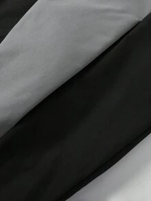 Manfinity EMRG 男士印花运动户外防风夹克，适合日常穿着、户外活动、健身、休闲、上学、聚会、音乐节等场合。可作为礼物送给朋友和男友。男士立领拉链夹克，拼接夹克，赛车夹克/户外防风夹克，复古风，秋季必备。 - 黑色 - 查看 5