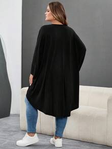 SHEIN CURVE+ Camiseta holgada de manga de murciélago con bajo asimétrico, cuello redondo, unicolor, elástica, suave, cómoda, versátil, de moda, ropa de uso diario para mujer, otoño/invierno, tallas grandes - Negro - Ver 2