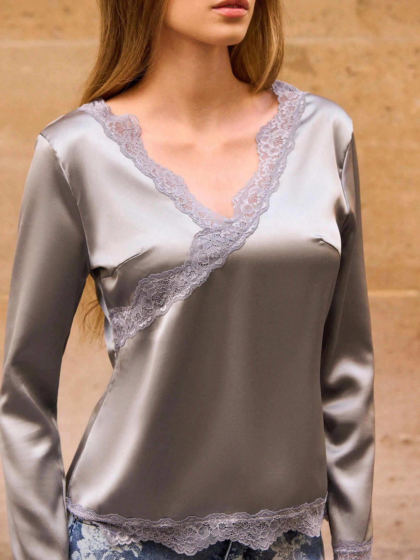 Top Manga Longa Decote V e Costas em Cetim Cinza com Detalhe de Renda, Top para Sair no Outono, Inverno, Primavera e Verão