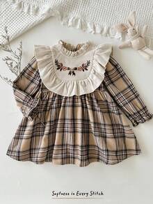 Cozy Pixies Vestido a cuadros de manga larga con cuello redondo, volantes en el bajo, cintura con lazo y bordado floral en contraste de color para niña bebé