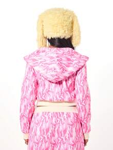 SUMWON WOMEN sweat-shirt à capuche zippé rose camouflage court avec chapeau en fausse fourrure surdimensionné. Veste de mode d'hiver avec poches latérales, style vestimentaire Y2K et esthétique de la rue - Rose bonbon - Voir 3
