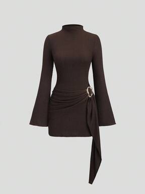 Sweetra Körperbetontes Kleid mit Taillenzug und Glockenärmeln im minimalistischen Stil