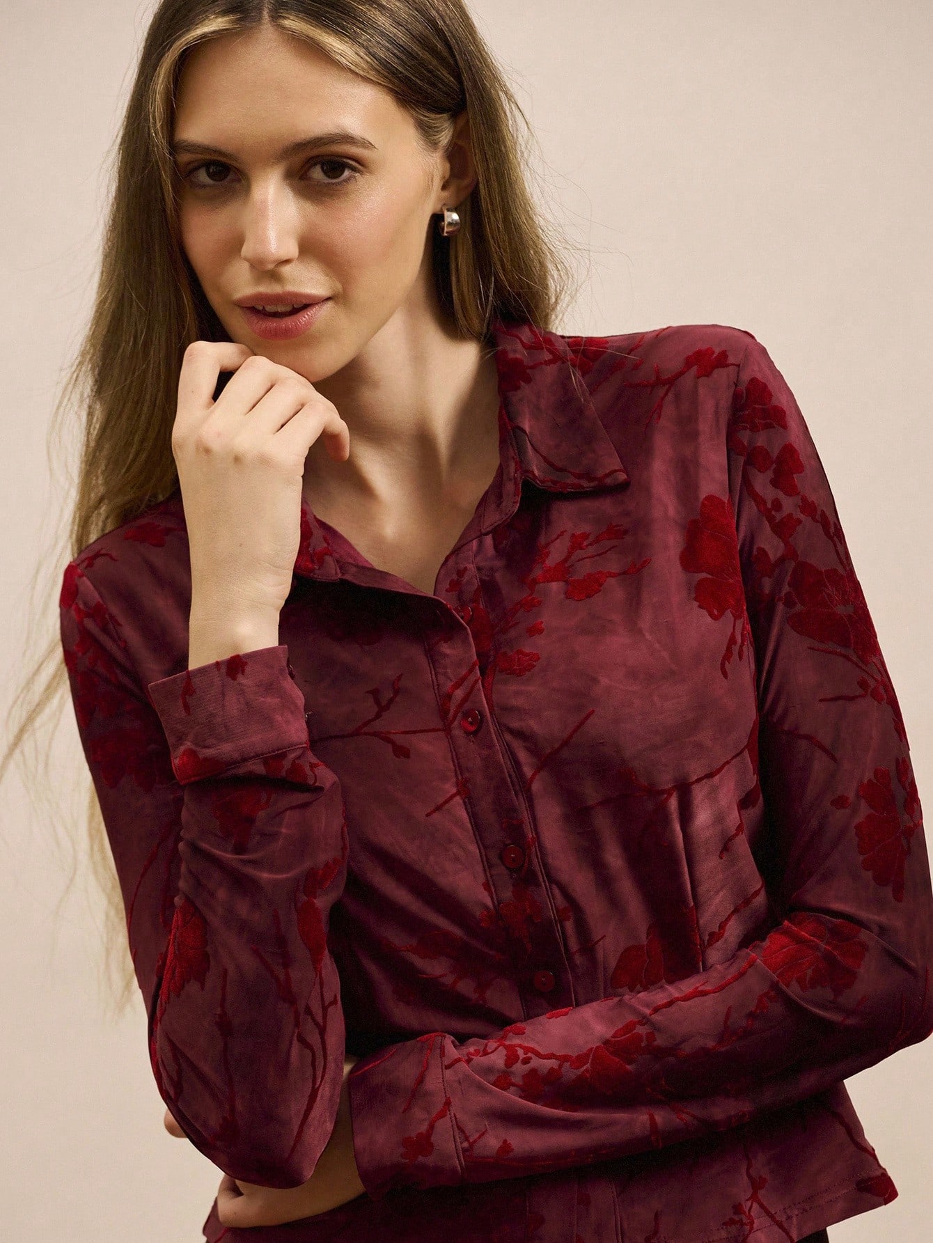 Camisa Floral Ajustada com Padrão Queimado de Veludo e Bainha Curva, Roupas Femininas de Outono, Conjuntos de Outono, Roupas Femininas de Outono e Inverno