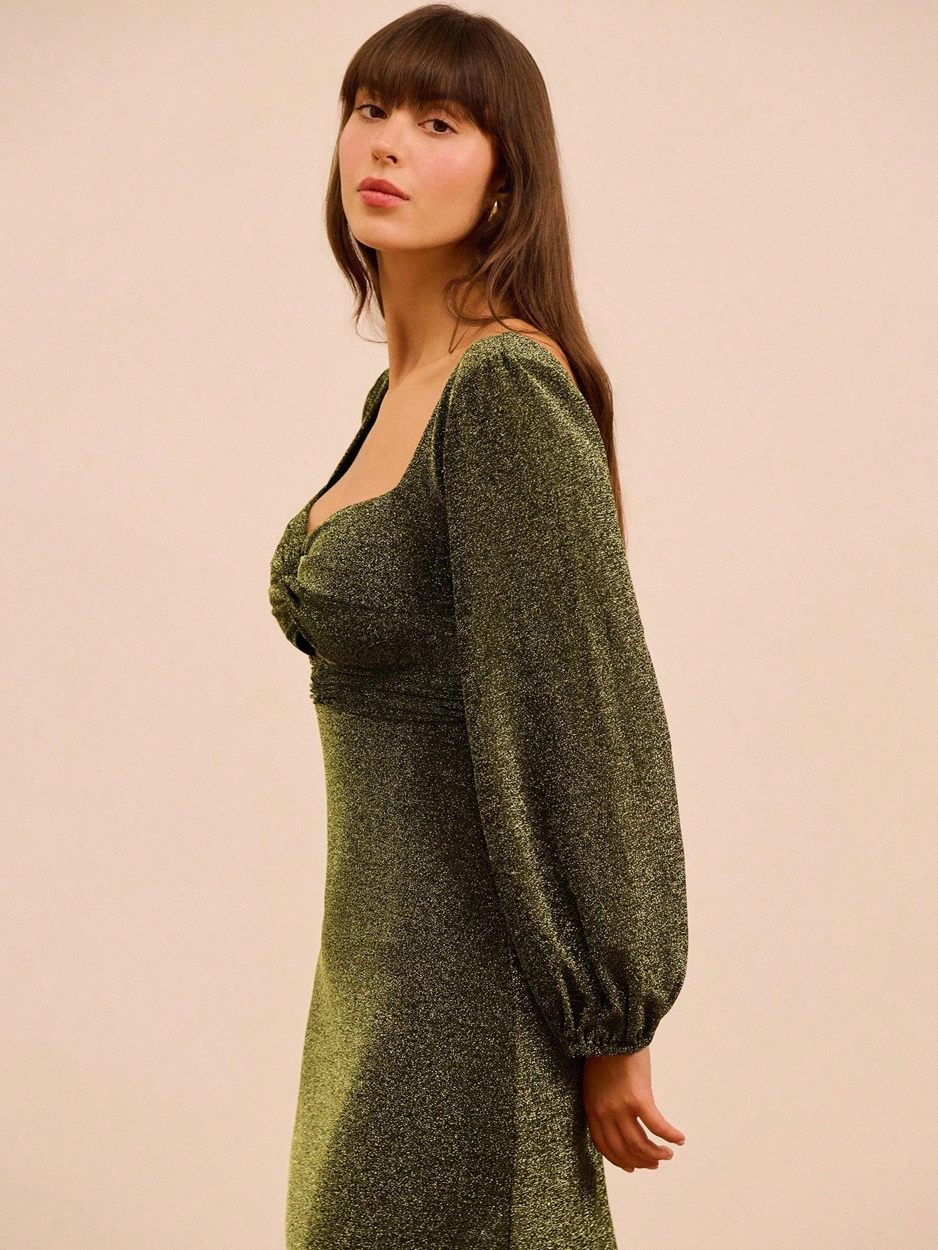 Vestido midi de manga larga de punto con lurex metálico con detalle de giro en el pecho para fiesta de otoño e invierno