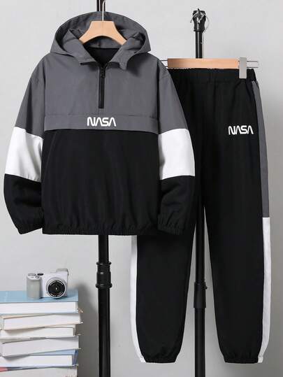 2 件套青少年男童休闲运动服，彩色块字母印花条纹连帽衫和慢跑裤，宽松版型，适合春秋季节、日常穿着和上学