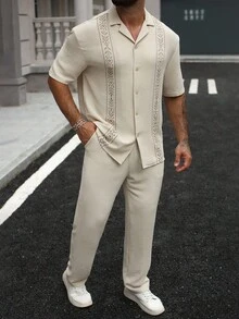 Manfinity RSRT Conjunto de camisa de manga corta con estampado de tela arrugada + pantalones con cordón y cintura elástica para hombres, el mejor regalo para novio o esposo, versátil para vacaciones, reuniones y uso casual