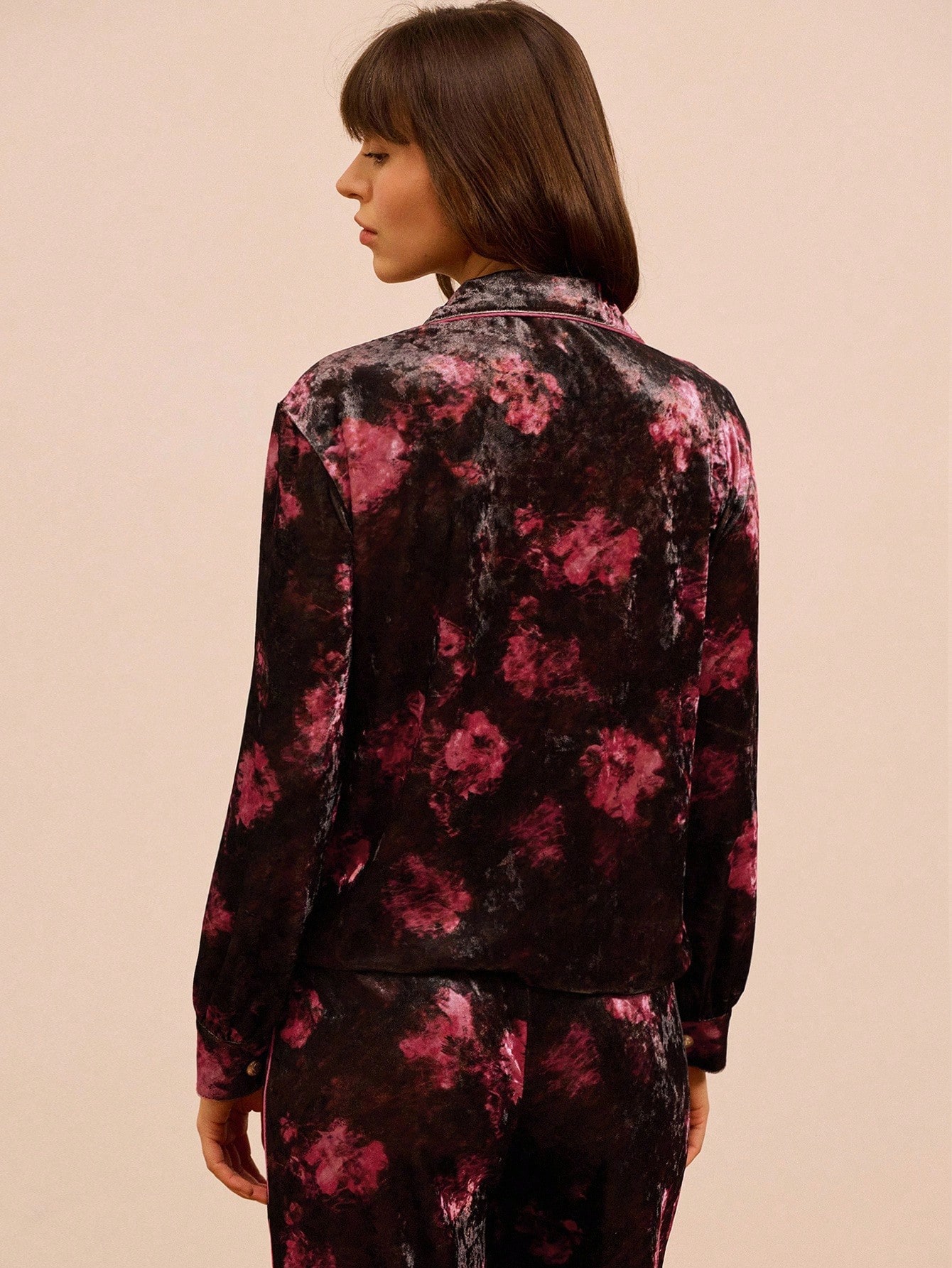 Samtbluse mit Blumenmuster, Kontrastpaspeln und goldfarbenen Knöpfen, Herbstmode für Frauen, Herbst-/Winteroutfits für Frauen