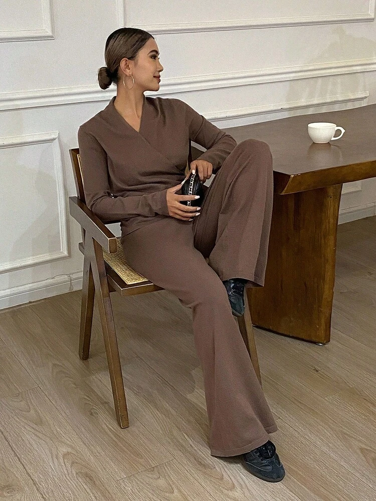 Women's Solid Color Overlap V-Neck Long Sleeve Pleated Sweater And Knitted Pants Casual 2 Pieces Set, Autumn