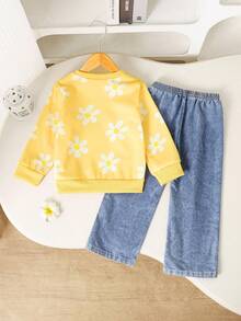 Elladie kids 这款女童可爱碎花卫衣套装适合春、秋、冬三季以及开学季穿着。针织卫衣饰有黄色碎花图案，罗纹袖口、领口和下摆均为黄色，长袖设计，搭配黄白碎花蓝色牛仔裤，两件套，可爱又优雅，适合日常穿着、上学、外出、聚会等场合。 - 彩色 - 查看 2