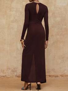 Lumalex VITNOS Herbst Winter Neuer Stil Hochwertiges elegantes braunes Strickkleid mit langen Ärmeln, plissierter Taille, goldenem Metallschnallendekoration und asymmetrischem Saum, Neuer Herbststil für Frauen, Gala-Nacht, modisch in diesem Herbst/Winter, elegantes Lässig-Outfit, Luxuskleid für Partys, Chic Herbst, Partylooks, Wochenendoutfit, Glamour-Kleid, Herbst-Winter-Arbeitsstil, zarte Romantik, verzauberte Romantik-Robe, Herbstparty-Kleid, drapiertes Kleid, Business-Lässig, Abschlussball-/Abiballkleid, geeignet für Dates, Ausgehen, Nachtleben, Hochzeiten, Urlaub, Geburtstag - Braun - Übersicht 5