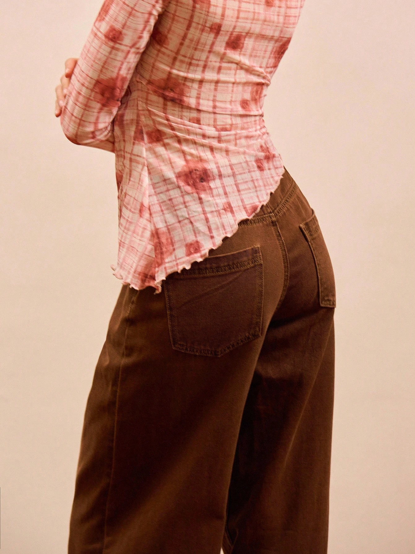 Top ajusté en maille à carreaux roses automnal avec imprimé floral, fronces sur les côtés et ourlet asymétrique. Vêtements pour femmes en automne et hiver