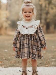 Cozy Pixies Vestido a cuadros de manga larga con cuello redondo, volantes en el bajo, cintura con lazo y bordado floral en contraste de color para niña bebé