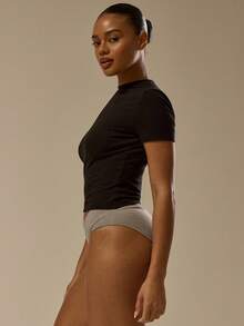 MUSERA ESSENTIALS 修身圆领短袖上衣，优雅基础款，性感秋季必备，适合假日、春夏穿着。 - 黑色 - 查看 3