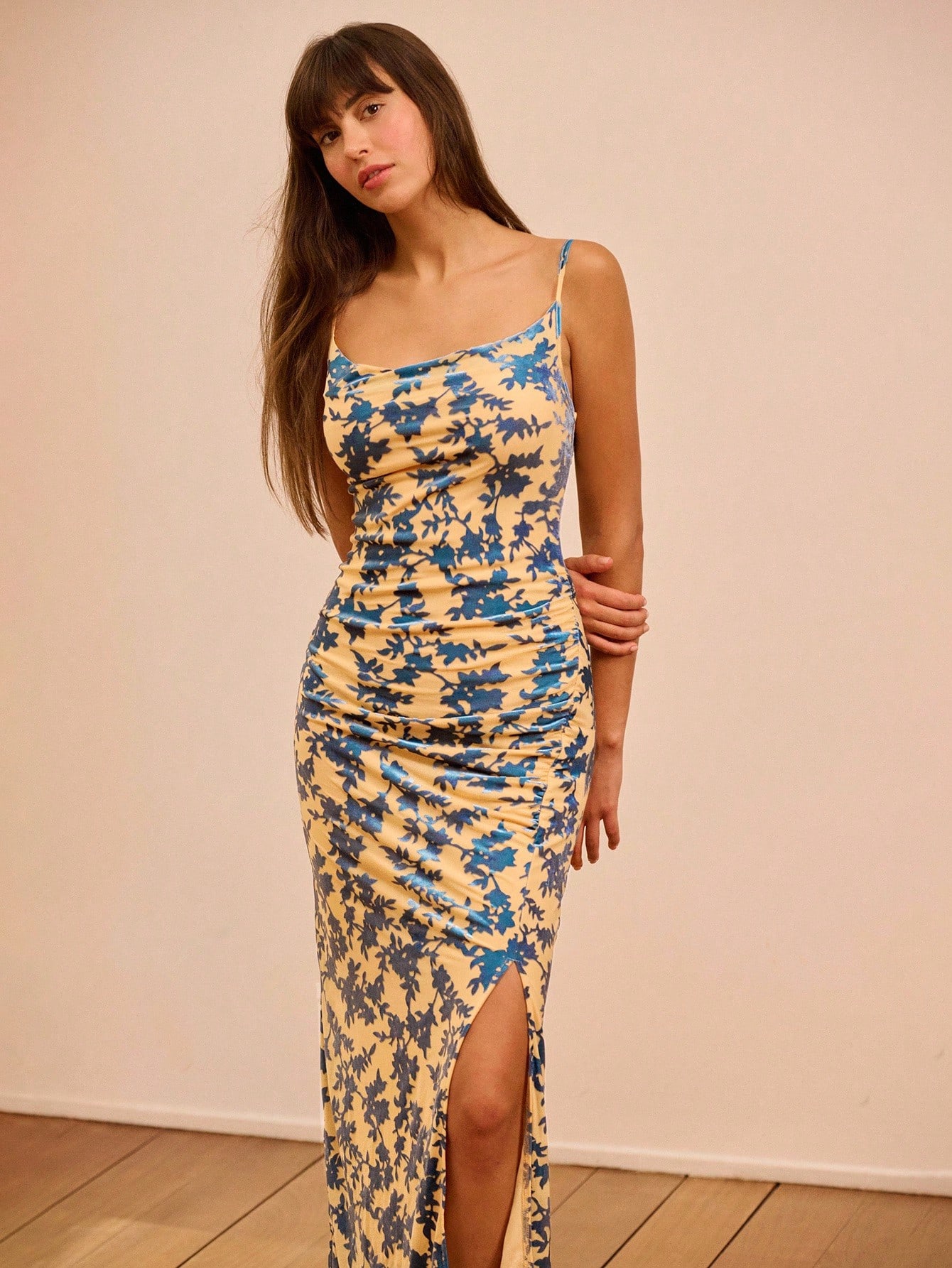 Maxikleid mit bedrucktem Schalkragen, gerafften Seiten und Seitenschlitz, Herbstmode für Frauen, Herbst-Winter-Outfits für Frauen