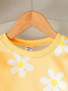 Elladie kids 这款女童可爱碎花卫衣套装适合春、秋、冬三季以及开学季穿着。针织卫衣饰有黄色碎花图案，罗纹袖口、领口和下摆均为黄色，长袖设计，搭配黄白碎花蓝色牛仔裤，两件套，可爱又优雅，适合日常穿着、上学、外出、聚会等场合。 - 彩色 - 查看 8