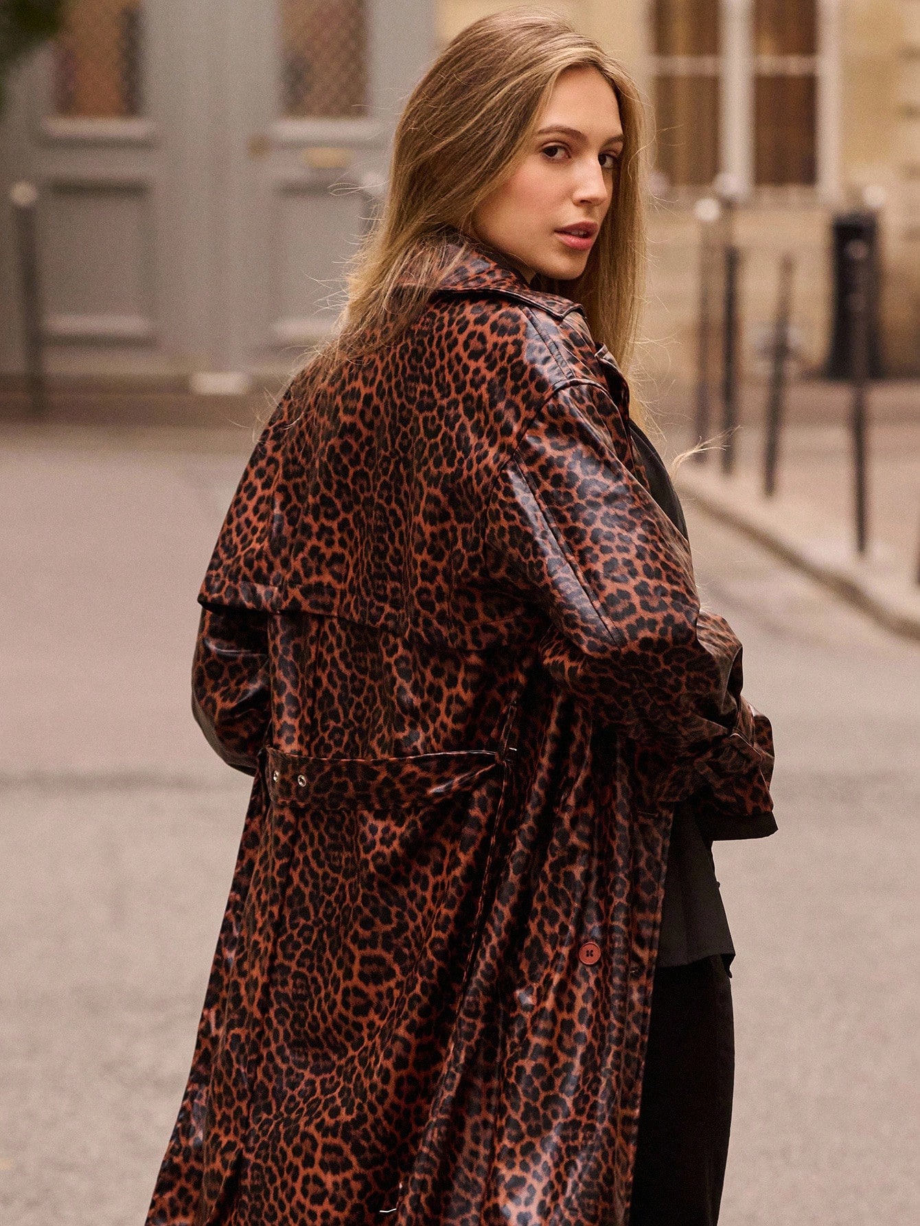 Cappotto lungo in vinile oversize con stampa leopardata e cintura, abbigliamento da donna per l'autunno e l'inverno