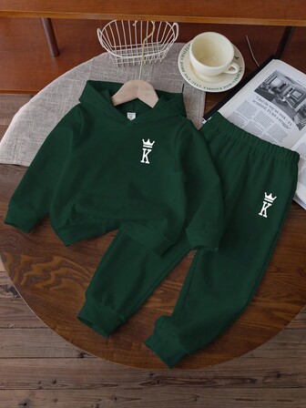 Set de 2 piezas: sudadera con capucha y pantalones de punto, color verde, con estampado de corona "KING", ropa casual deportiva y de calle para niños pequeños, adecuado para otoño/invierno, conjunto básico para niños pequeños