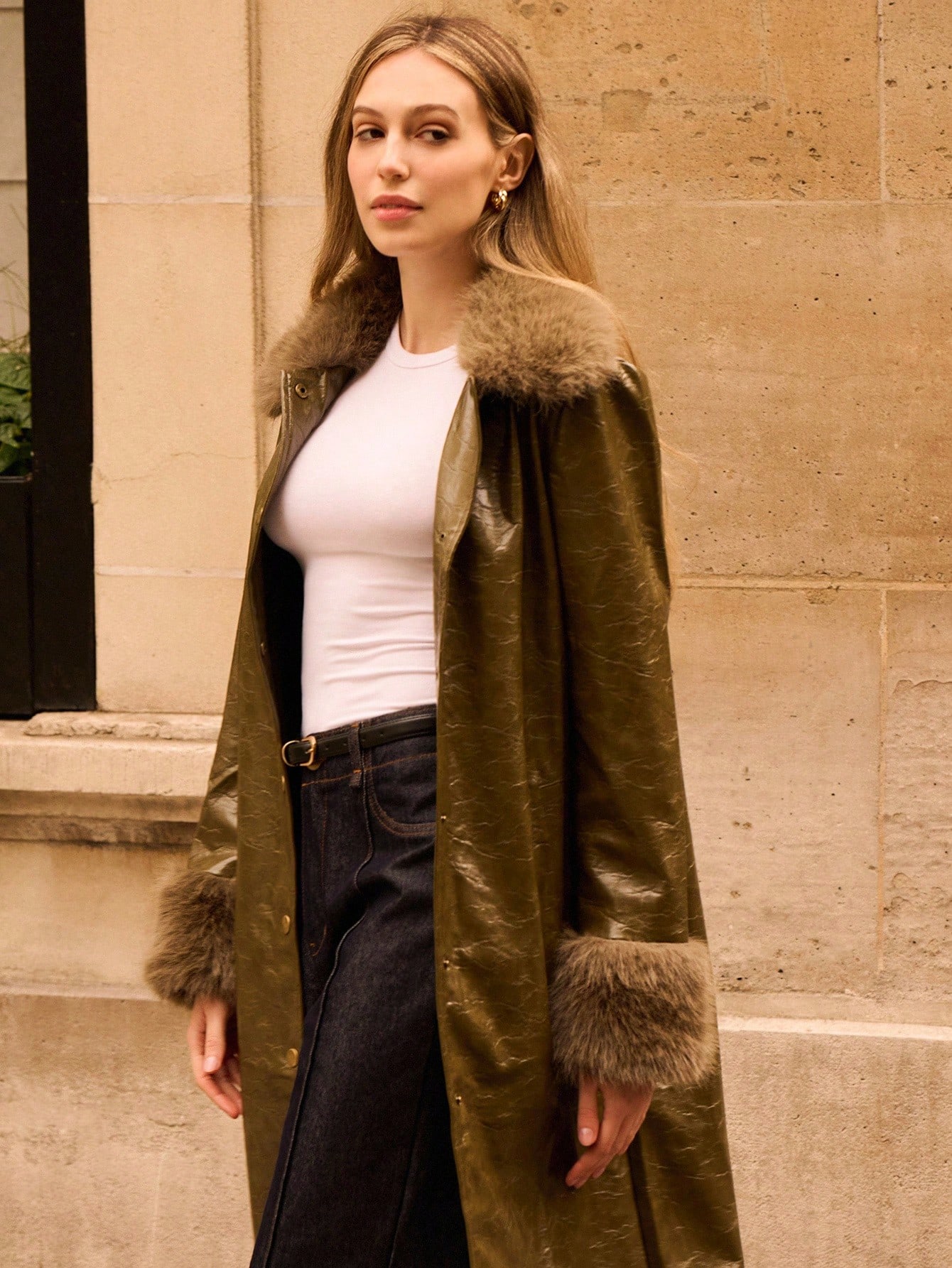 Casaco Longo de Couro Sintético Cáqui com Gola e Punhos de Pele Sintética Estilo Vintage para Outono e Inverno