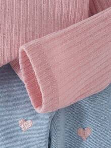 两件套女童套装：粉色修身罗纹上衣，搭配绣有爱心图案的直筒牛仔裤，简约时尚，适合春、秋、冬季穿着。 - 粉色 - 查看 4