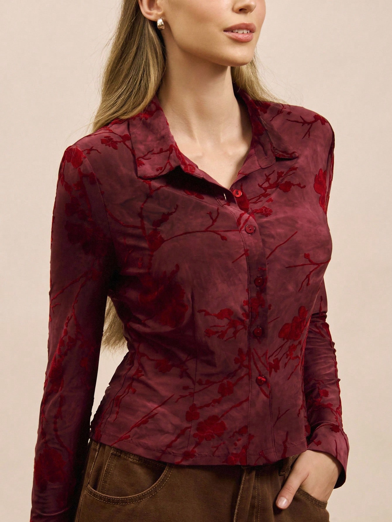 Camisa Floral Ajustada com Padrão Queimado de Veludo e Bainha Curva, Roupas Femininas de Outono, Conjuntos de Outono, Roupas Femininas de Outono e Inverno