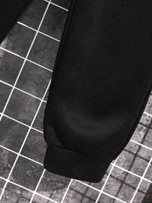 SHEIN 两件套男童休闲日常舒适保暖连帽卫衣和宽松运动裤套装，适合学校、花园、海滩、生日、春、夏、秋、冬等各种场合。连帽卫衣和运动裤套装，男童运动服套装，男童连帽卫衣和运动裤两件套，青少年连帽卫衣套装 - 黑色 - 查看 7