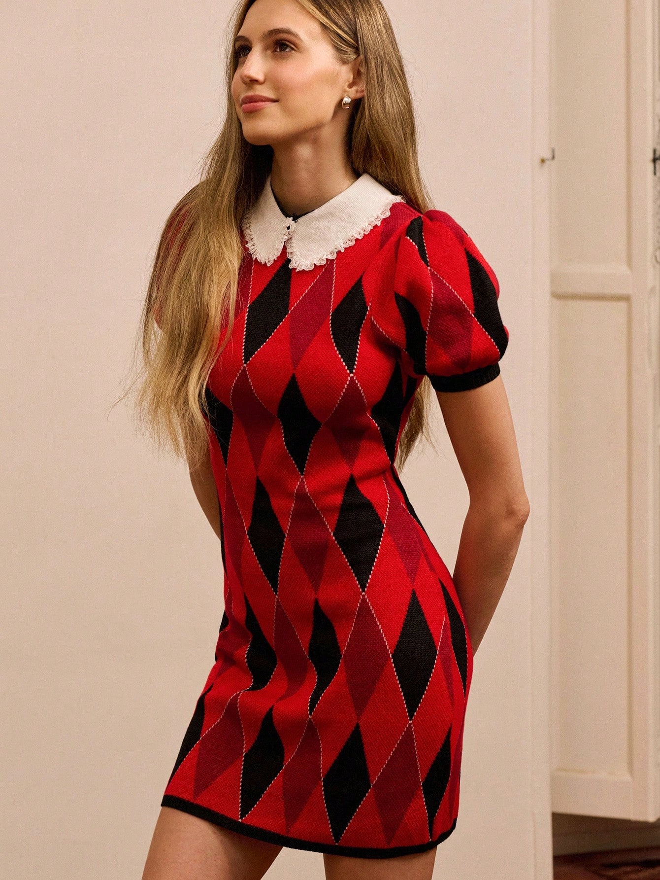Vestido mini de punto con estampado de argyle rojo y negro, mangas abullonadas y cuello de contraste en estilo vintage