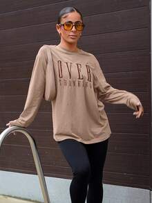 SAYEHFBABY Damen Grafik T-Shirts mit Buchstaben-Stickerei und Dropped Shoulder