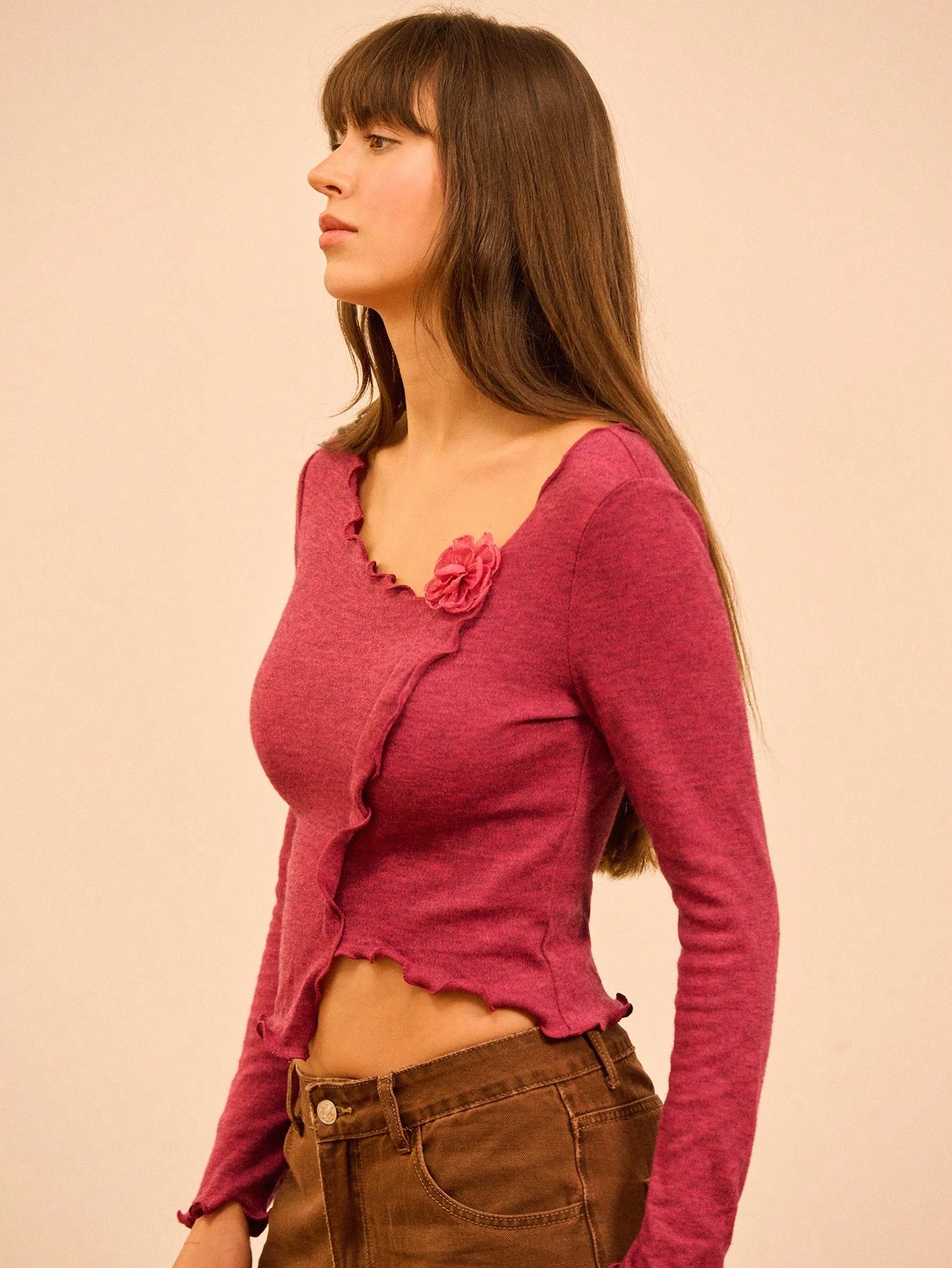 Maglia in maglia asimmetrica con bordi arricciati e dettaglio applicato a 3D a forma di rosa, colore bordeaux, adatta per l'autunno e l'inverno