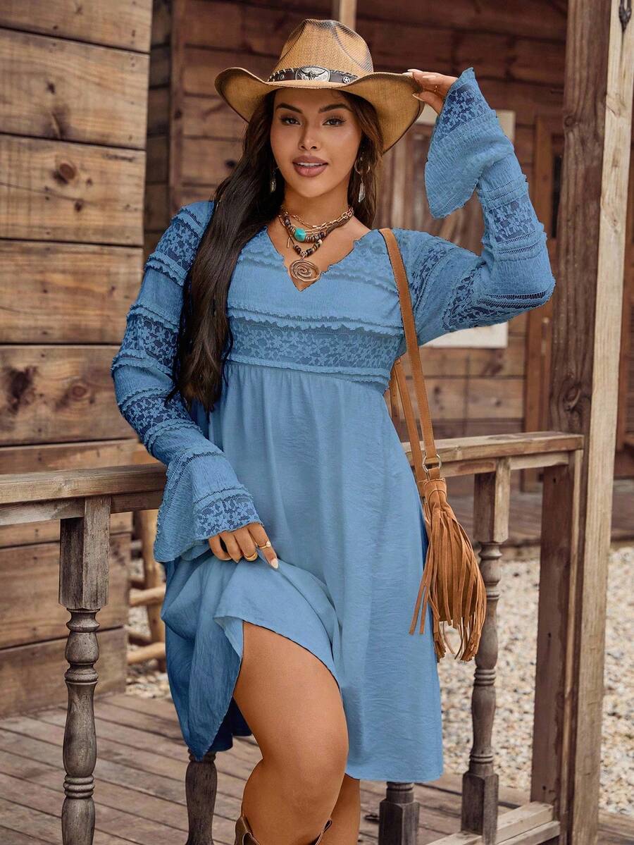 SHEIN LilyWest 大码女式优雅V领度假长袖蕾丝拼接舒适连衣裙,春夏 - 霧霾藍 - 查看 1