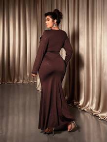 Allurite Setelan 2 Potong untuk Wanita Ukuran Plus, Elegan untuk Pesta, Atasan dengan Leher Berkerut, Bahu Asimetris, dan Hem Berlipit dengan Rok Model Duyung - Coklat - View 2