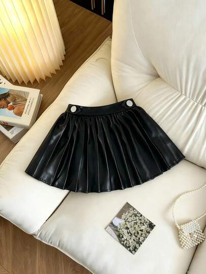 少女黑色百褶裙，松紧腰带，纽扣装饰，百搭时尚，秋冬必备，简约时尚