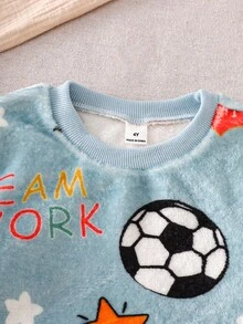 SHEIN Playful Pals 2 件套幼儿男童世界杯足球图案休闲毛绒长袖上衣和裤子家居服套装，冬季 - 藍色 - 查看 6
