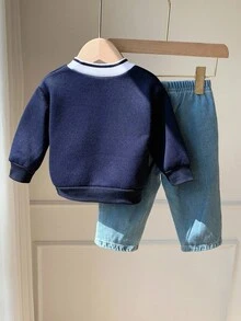SHEIN 2 件婴儿男童/女童休闲运动套装：蓝色字母印花连帽衫和蓝色牛仔长裤，适合秋冬季室内、户外、日常、运动、玩耍、派对、拍照、假日、节日、狂欢 - 彩色 - 查看 2