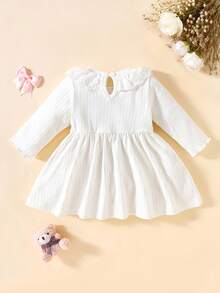 SHEIN Váy xòe cổ bèo nhún nơ xinh xắn cho bé gái sơ sinh, vải gân mềm mại, màu hồng, thiết kế váy bồng bềnh, đáng yêu và thoải mái cho trẻ sơ sinh - trắng - Xem 3
