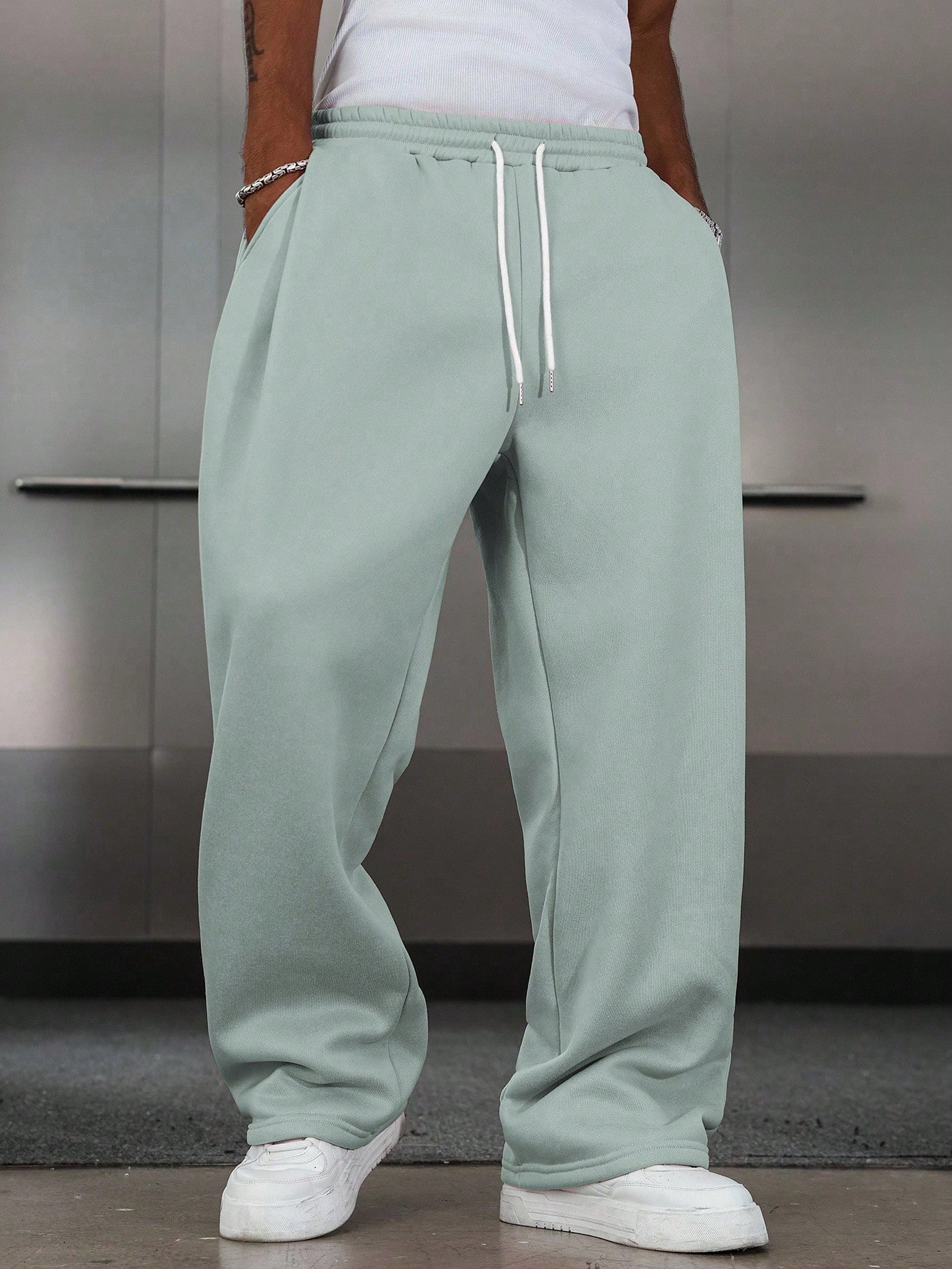 Manfinity Hypemode بنطلون رياضي واسع الساق للرجال...