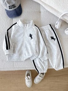 SHEIN 2件套男婴男女通用保暖印花长袖外套和松紧腰裤套装，适合通勤、上学、休闲、度假、运动、秋冬季穿着，尺码6个月至3岁，儿童服装，婴儿服装，幼儿T恤，幼儿裤子，婴儿运动服，男婴套装，婴儿街头服饰，婴儿休闲套装 - 灰色 - 查看 5